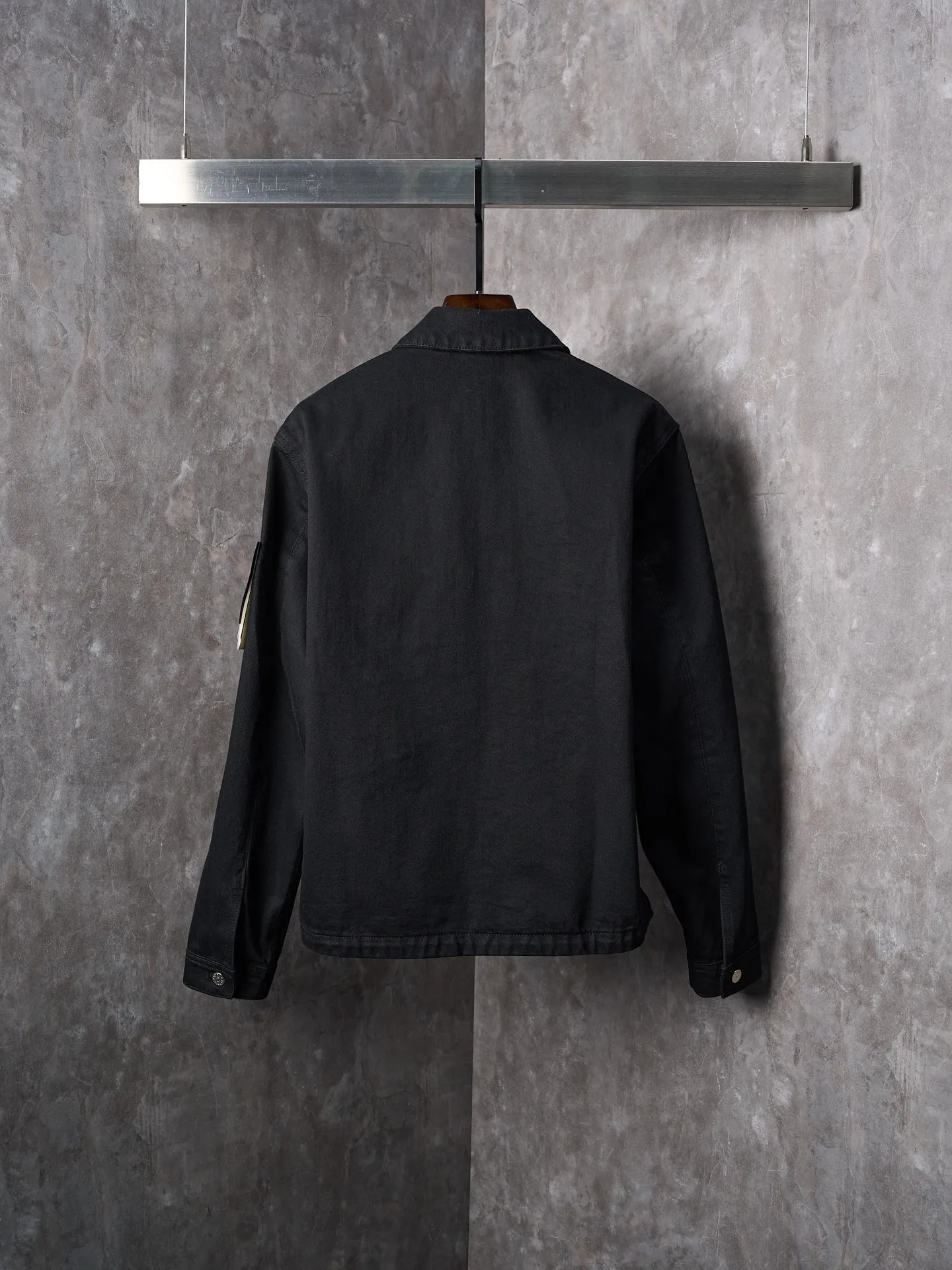 P510 Actual auction] Stonesland/Stone Island badge denim jacket [Ready stock] S M L Simple lines outline a neat silhouette and outline a casual and free style. The workwear gene is infused with luxury DNA. Simple charm and versatile charm. Imported machine embroidery technology is used. Advanced computer control system and precision mechanical parts are used to realize the Stonesland badge embroidery operation with high precision. The lines are smooth and delicate. The whole garment is washed with Zhongxiao. Use a special solution to remove stains and slight fading. Then use a strong washing method to fade the color and make it more uniform. The whole piece of clothing is stitched together using a clip-on machine. The clip-on machine can control the distance between the two needles by changing the needle position, achieving seamless splicing, smoothness, neatness, and a loose fit.